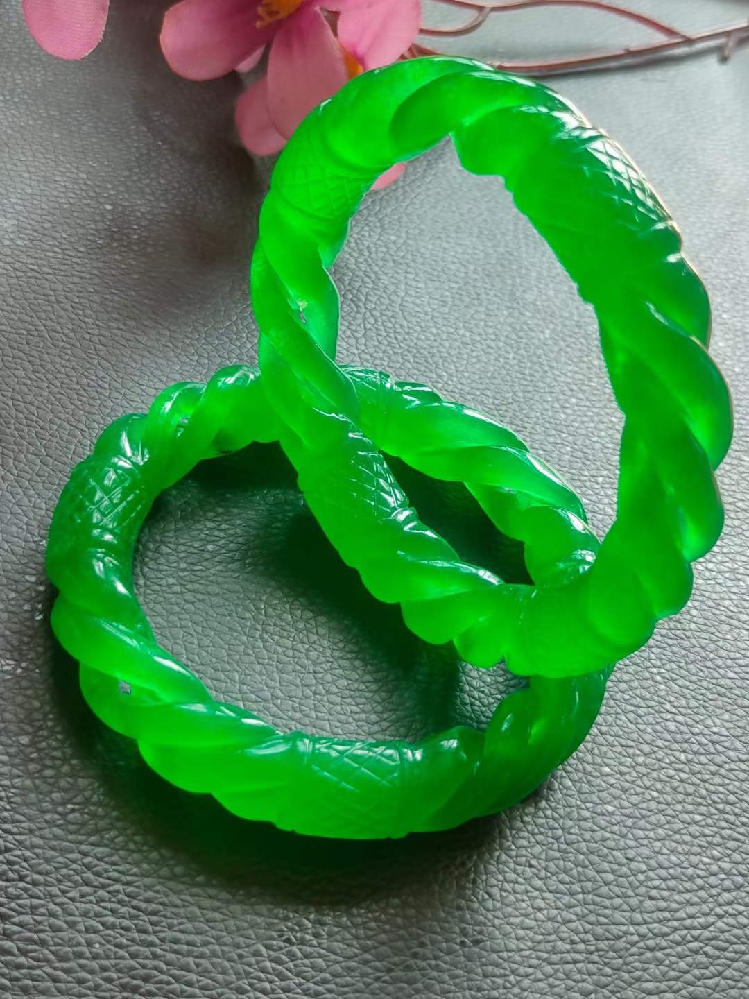 红木盒装顶级冰种帝王翡翠手镯，水头足，质地细腻纯净无瑕疵，颜色为纯正、明亮、浓郁、非常漂亮。重56克
