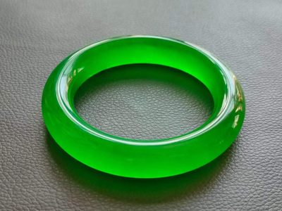 大漆楠木描金盒装顶级冰种帝王绿翡翠手镯，水头足，质地细腻纯净无瑕疵，颜色为纯正、明亮、浓郁、非常漂亮。 大漆楠木描金盒装顶级冰种帝王绿翡翠手镯，水头足，质地细腻纯净无瑕疵，颜色为纯正、明亮、浓郁、非常漂亮。