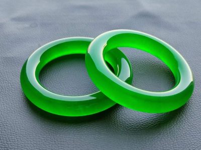 楠木描金盒装顶级冰种帝王绿翡翠手镯+银鎏金镶星光宝石戒指💍+银镶顶级翡翠戒指💍 ，水头足，质地细腻纯净无瑕疵，颜色为纯正、明亮、浓郁、非常漂亮。 楠木描金盒装顶级冰种帝王绿翡翠手镯+银鎏金镶星光宝石戒指💍+银镶顶级翡翠戒指💍 ，水头足，质地细腻纯净无瑕疵，颜色为纯正、明亮、浓郁、非常漂亮。