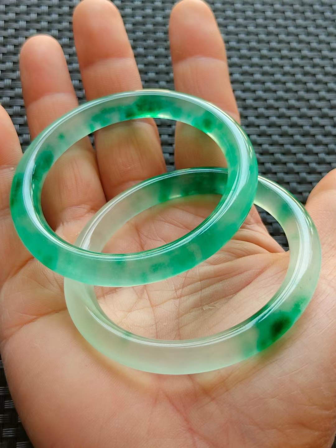 红木盒装顶级冰种帝王翡翠手镯，水头足，质地细腻纯净无瑕疵，颜色为纯正、明亮、浓郁、非常漂亮。重56克