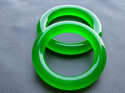 老刺绣盒装顶级冰种帝王绿翡翠手镯，水头足，质地细腻纯净无瑕疵，颜色为纯正、明亮、浓郁、非常漂亮。重238克 老刺绣盒装顶级冰种帝王绿翡翠手镯，水头足，质地细腻纯净无瑕疵，颜色为纯正、明亮、浓郁、非常漂亮。重238克