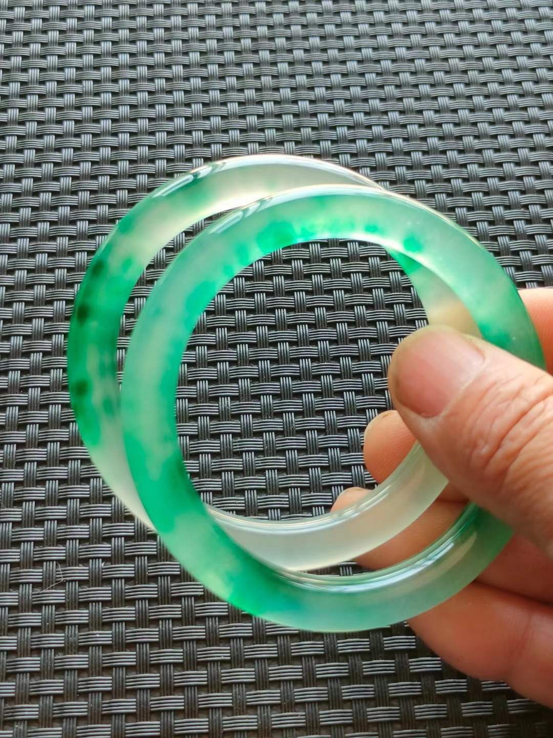红木盒装顶级冰种帝王翡翠手镯，水头足，质地细腻纯净无瑕疵，颜色为纯正、明亮、浓郁、非常漂亮。重56克