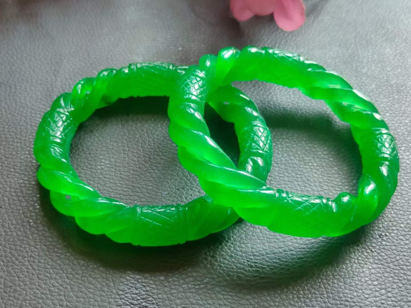 红木盒装顶级冰种帝王翡翠手镯，水头足，质地细腻纯净无瑕疵，颜色为纯正、明亮、浓郁、非常漂亮。重56克