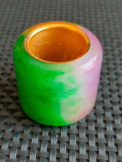 银鎏金镶顶级冰种帝王绿翡翠板指，水头足，质地细腻纯净无瑕疵，颜色为纯正、明亮、浓郁、非常漂亮。 银鎏金镶顶级冰种帝王绿翡翠板指，水头足，质地细腻纯净无瑕疵，颜色为纯正、明亮、浓郁、非常漂亮。