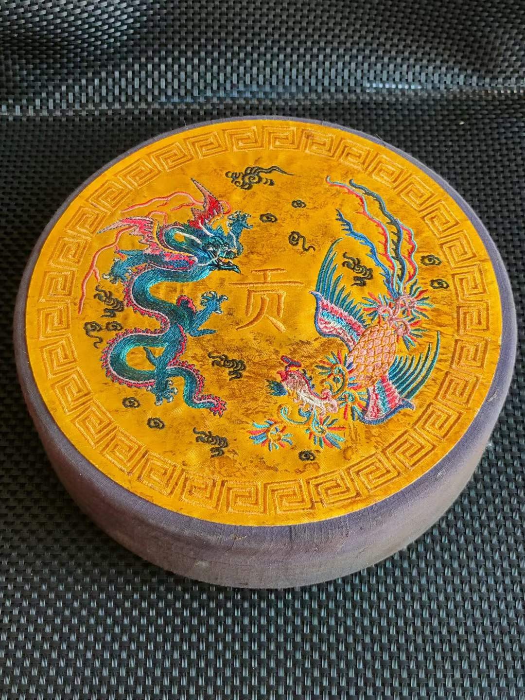 老刺绣盒装银镶顶级冰种翡翠戒指💍+顶级冰种帝王绿翡翠手镯，水头足，质地细腻纯净无瑕疵，颜色为纯正、明亮、浓郁、非常漂亮。