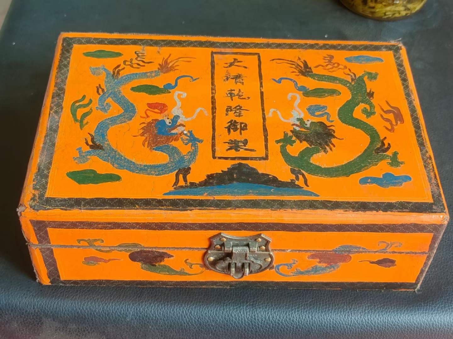 红木盒装顶级冰种帝王翡翠手镯，水头足，质地细腻纯净无瑕疵，颜色为纯正、明亮、浓郁、非常漂亮。重56克