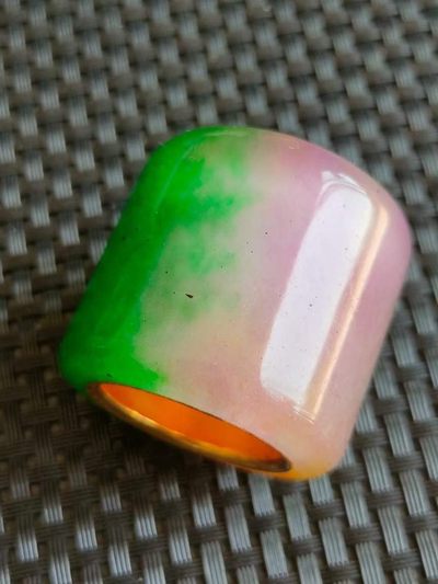 银鎏金镶顶级冰种帝王绿翡翠板指，水头足，质地细腻纯净无瑕疵，颜色为纯正、明亮、浓郁、非常漂亮。 银鎏金镶顶级冰种帝王绿翡翠板指，水头足，质地细腻纯净无瑕疵，颜色为纯正、明亮、浓郁、非常漂亮。