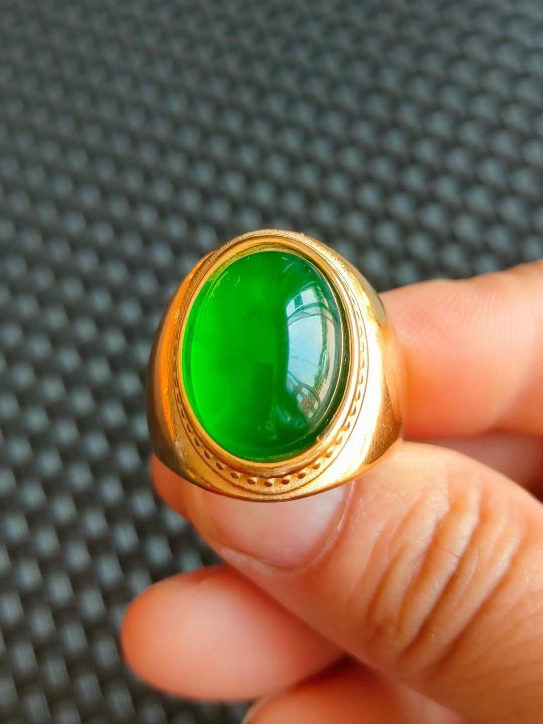 老刺绣盒装银镶顶级冰种翡翠戒指💍+顶级冰种帝王绿翡翠手镯，水头足，质地细腻纯净无瑕疵，颜色为纯正、明亮、浓郁、非常漂亮。