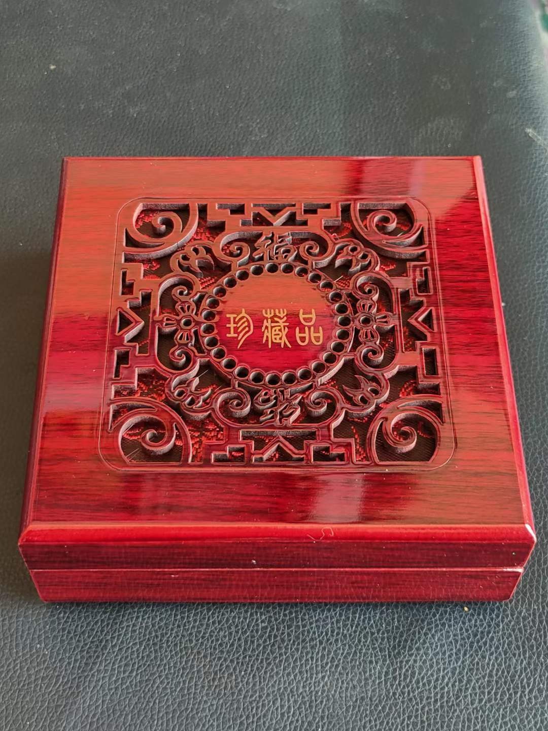 红木盒装顶级冰种帝王翡翠手镯，水头足，质地细腻纯净无瑕疵，颜色为纯正、明亮、浓郁、非常漂亮。重56克