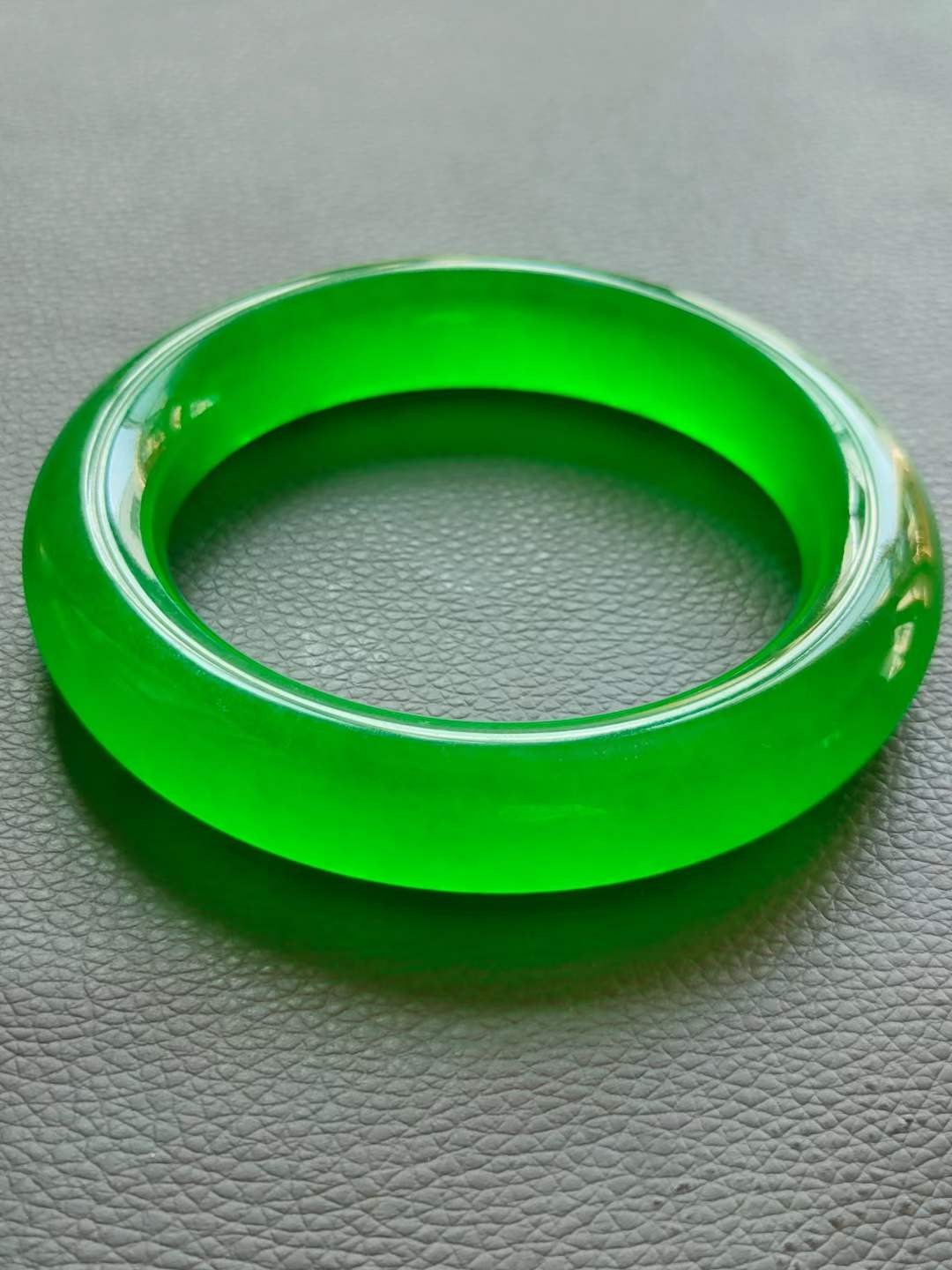 老刺绣盒装银镶顶级冰种翡翠戒指💍+顶级冰种帝王绿翡翠手镯，水头足，质地细腻纯净无瑕疵，颜色为纯正、明亮、浓郁、非常漂亮。