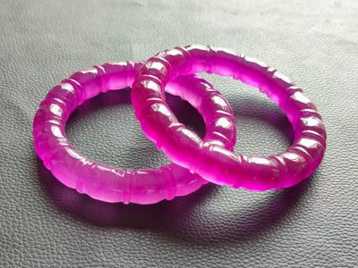 老刺绣盒装顶级冰种帝王翡翠手镯，水头足，质地细腻纯净无瑕疵，颜色为纯正、明亮、浓郁、非常漂亮。 老刺绣盒装顶级冰种帝王翡翠手镯，水头足，质地细腻纯净无瑕疵，颜色为纯正、明亮、浓郁、非常漂亮。