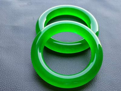 大漆楠木描金盒装顶级冰种帝王绿翡翠手镯，水头足，质地细腻纯净无瑕疵，颜色为纯正、明亮、浓郁、非常漂亮。 大漆楠木描金盒装顶级冰种帝王绿翡翠手镯，水头足，质地细腻纯净无瑕疵，颜色为纯正、明亮、浓郁、非常漂亮。