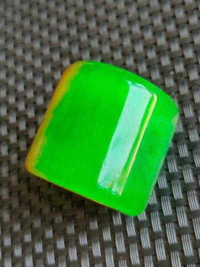 银鎏金镶顶级冰种帝王绿翡翠板指，水头足，质地细腻纯净无瑕疵，颜色为纯正、明亮、浓郁、非常漂亮。 银鎏金镶顶级冰种帝王绿翡翠板指，水头足，质地细腻纯净无瑕疵，颜色为纯正、明亮、浓郁、非常漂亮。