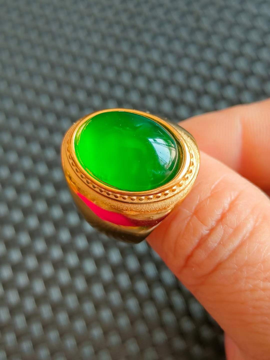 老刺绣盒装银镶顶级冰种翡翠戒指💍+顶级冰种帝王绿翡翠手镯，水头足，质地细腻纯净无瑕疵，颜色为纯正、明亮、浓郁、非常漂亮。