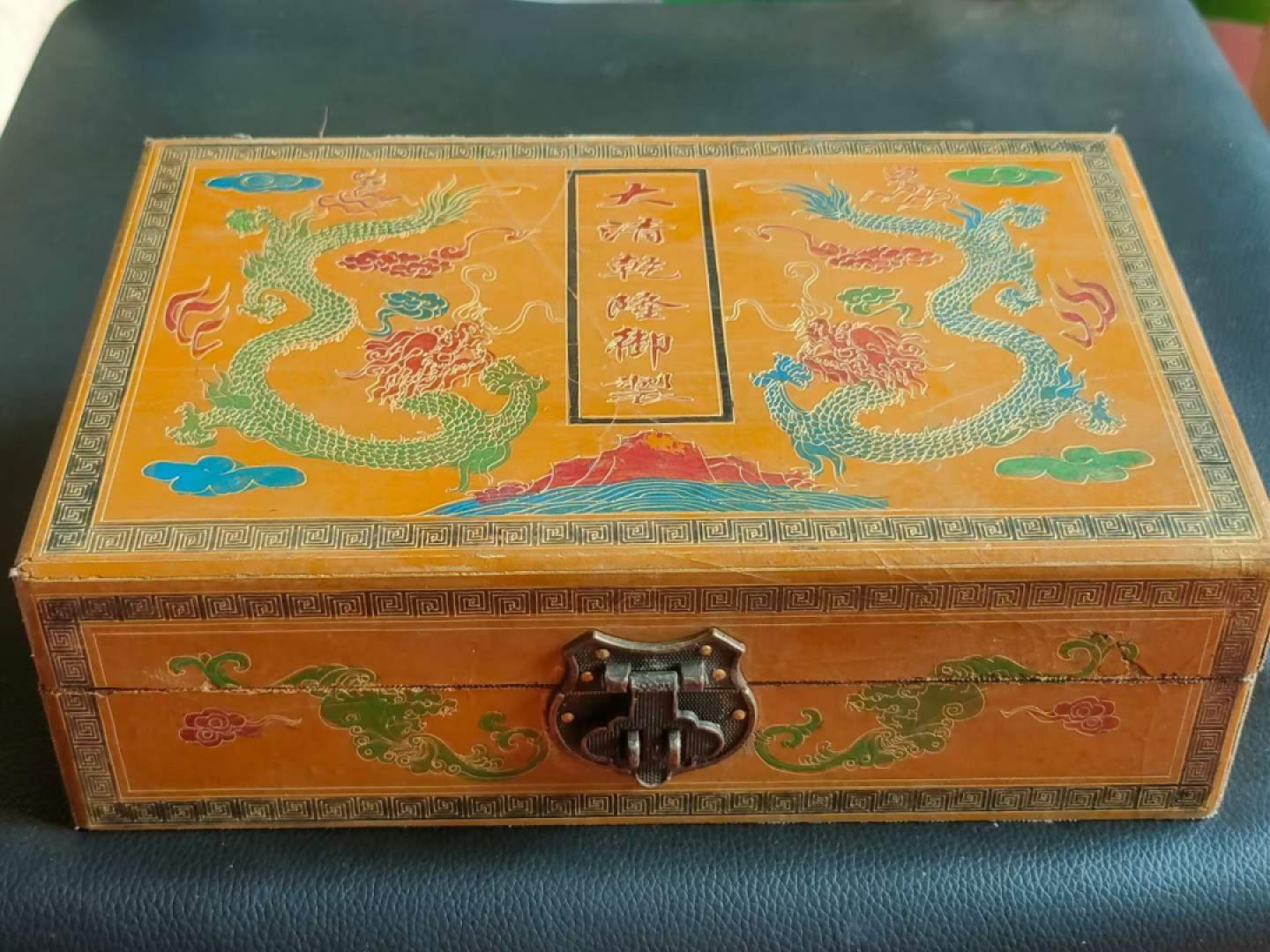 楠木描金盒装顶级冰种帝王翡翠手镯，水头足，质地细腻纯净无瑕疵，颜色为纯正、明亮、浓郁、非常漂亮。