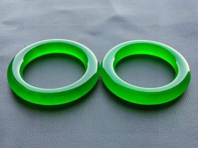 楠木描金盒装顶级冰种帝王绿翡翠手镯+银鎏金镶星光宝石戒指💍+银镶顶级翡翠戒指💍 ，水头足，质地细腻纯净无瑕疵，颜色为纯正、明亮、浓郁、非常漂亮。 楠木描金盒装顶级冰种帝王绿翡翠手镯+银鎏金镶星光宝石戒指💍+银镶顶级翡翠戒指💍 ，水头足，质地细腻纯净无瑕疵，颜色为纯正、明亮、浓郁、非常漂亮。