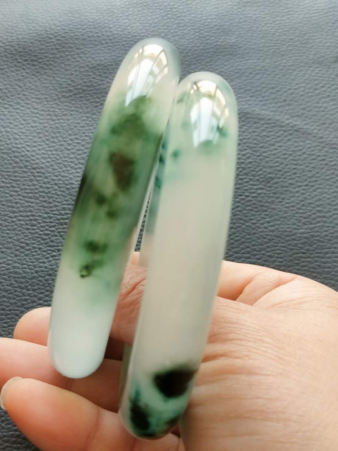 楠木描金盒装顶级冰种帝王翡翠手镯，水头足，质地细腻纯净无瑕疵，颜色为纯正、明亮、浓郁、非常漂亮。
