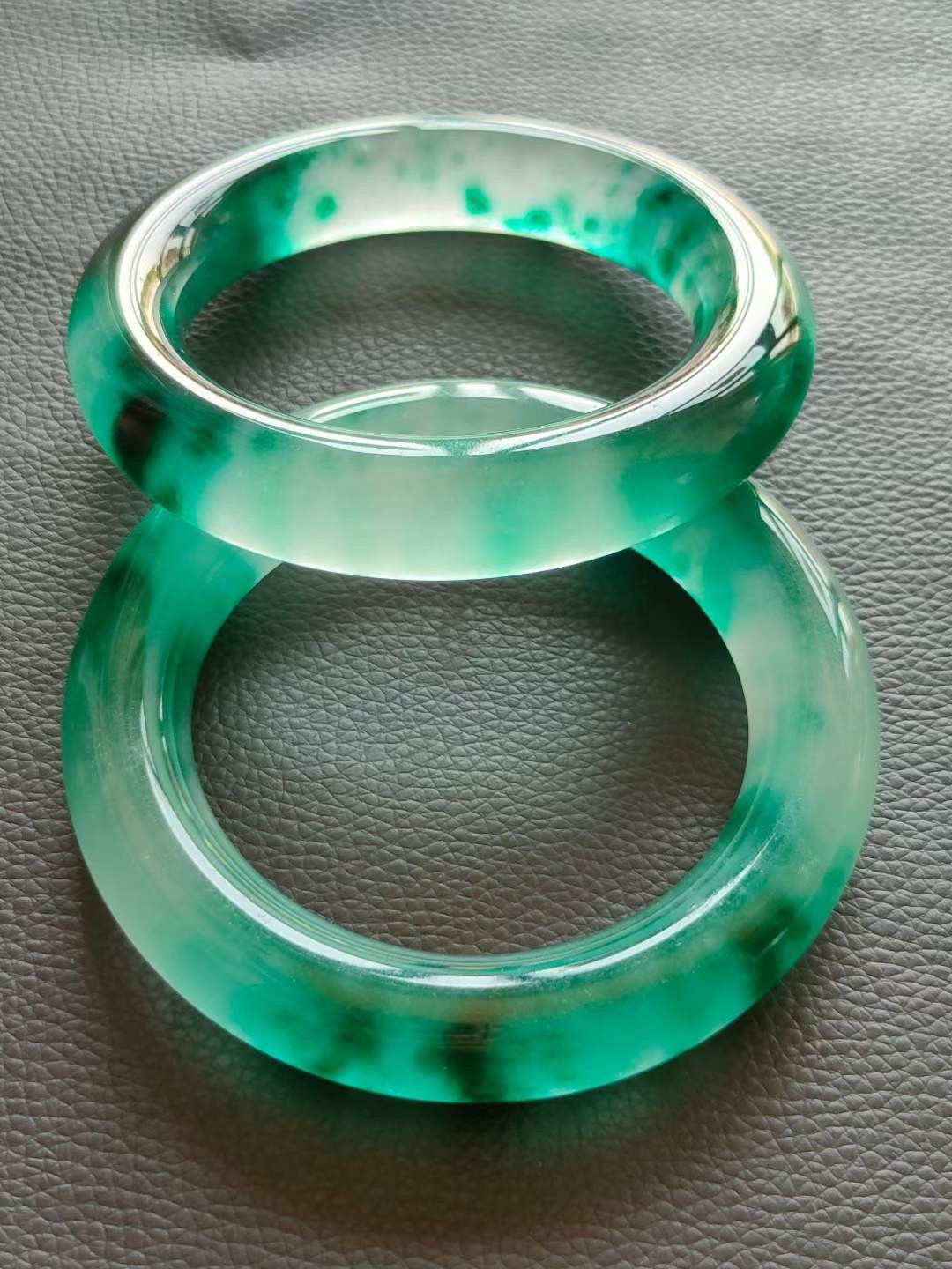 漆器盒装景泰蓝银鎏金镶宝石手镯 ，晶莹剔透，光彩夺目，硬度达九以上，精美漂亮，佩戴大气！