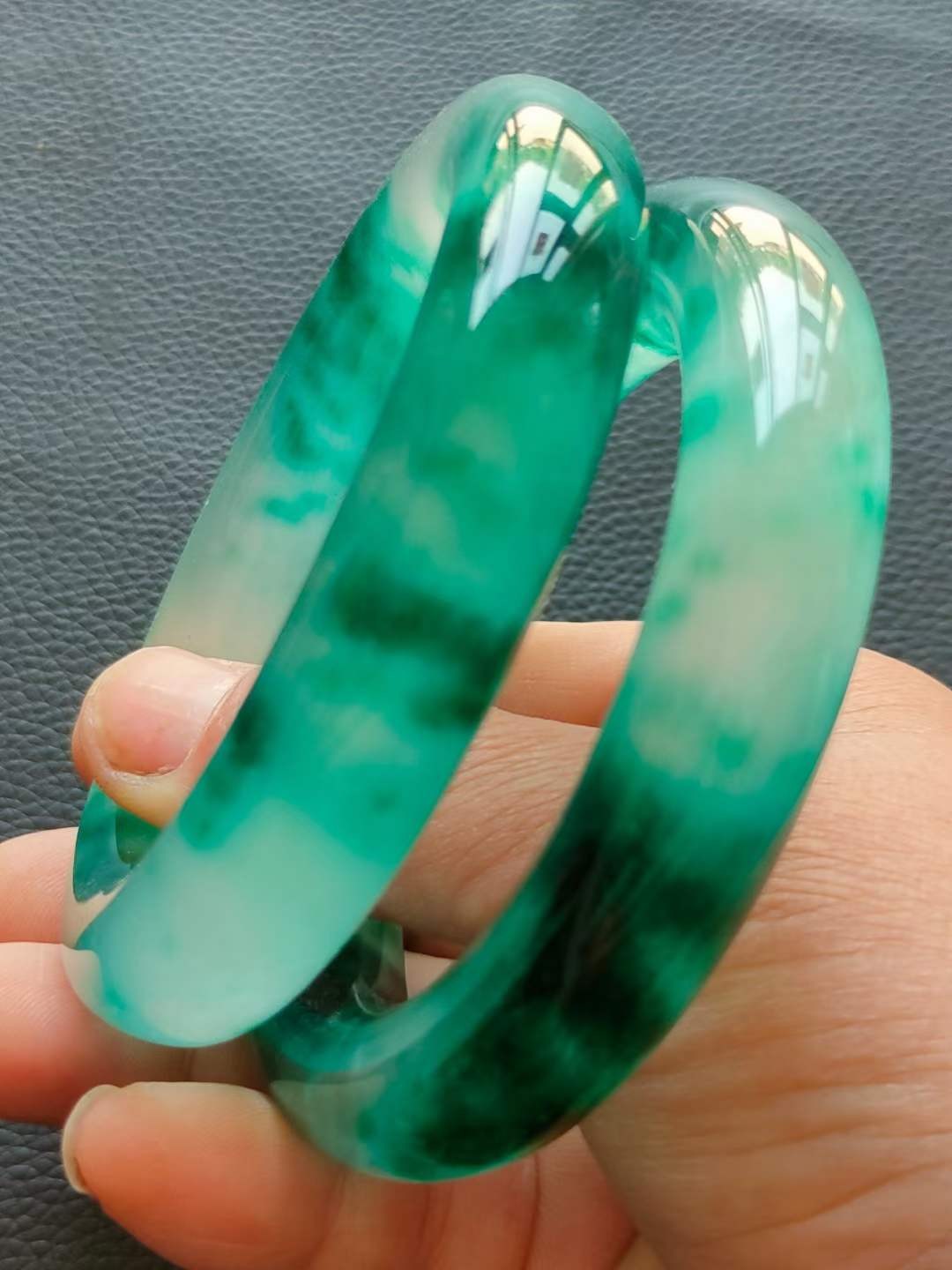 漆器盒装景泰蓝银鎏金镶宝石手镯 ，晶莹剔透，光彩夺目，硬度达九以上，精美漂亮，佩戴大气！