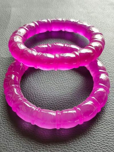 老刺绣盒装顶级冰种帝王翡翠手镯，水头足，质地细腻纯净无瑕疵，颜色为纯正、明亮、浓郁、非常漂亮。 老刺绣盒装顶级冰种帝王翡翠手镯，水头足，质地细腻纯净无瑕疵，颜色为纯正、明亮、浓郁、非常漂亮。