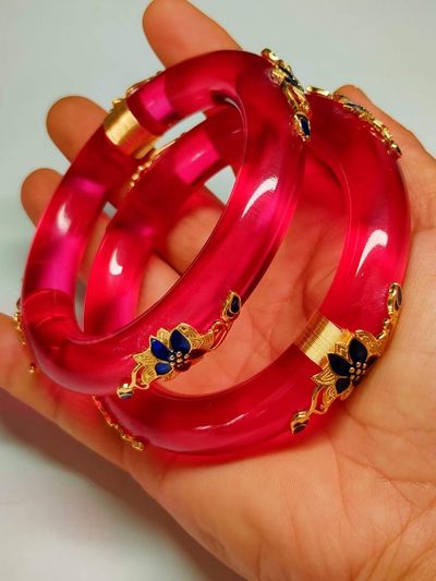 漆器盒装景泰蓝银鎏金镶宝石手镯 ，晶莹剔透，光彩夺目，硬度达九以上，精美漂亮，佩戴大气！ 漆器盒装景泰蓝银鎏金镶宝石手镯 ，晶莹剔透，光彩夺目，硬度达九以上，精美漂亮，佩戴大气！