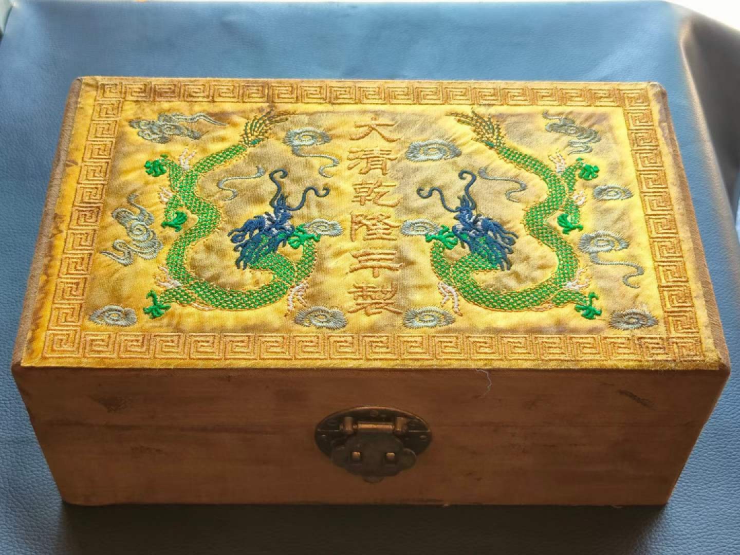 老刺绣盒装顶级冰种帝王三彩翡翠手镯，水头足，质地细腻纯净无瑕疵，颜色为纯正、明亮、浓郁、非常漂亮。