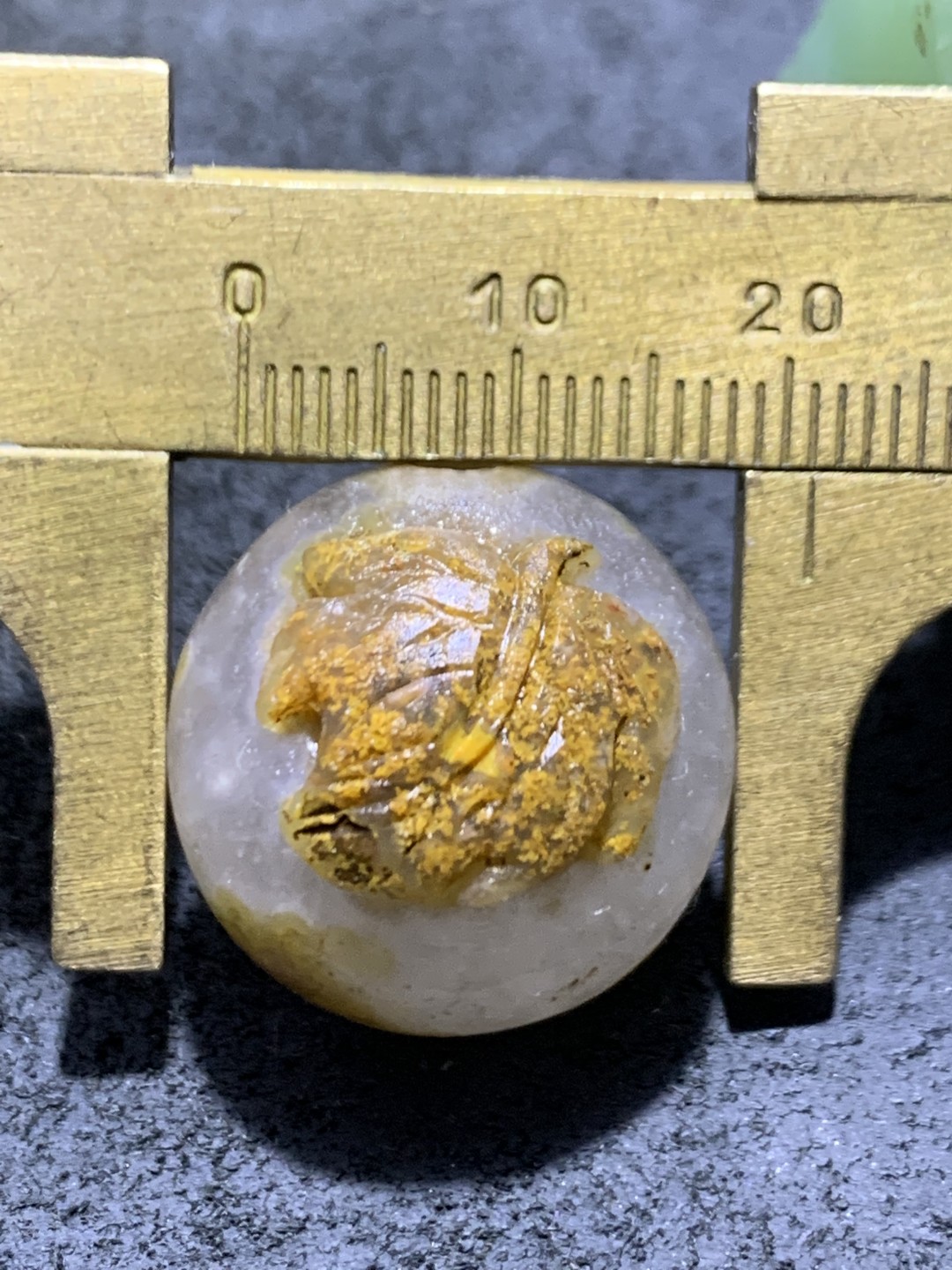 精美冰飘亚光原皮草花纹战国红玛瑙手工俏色巧雕落叶珠一个