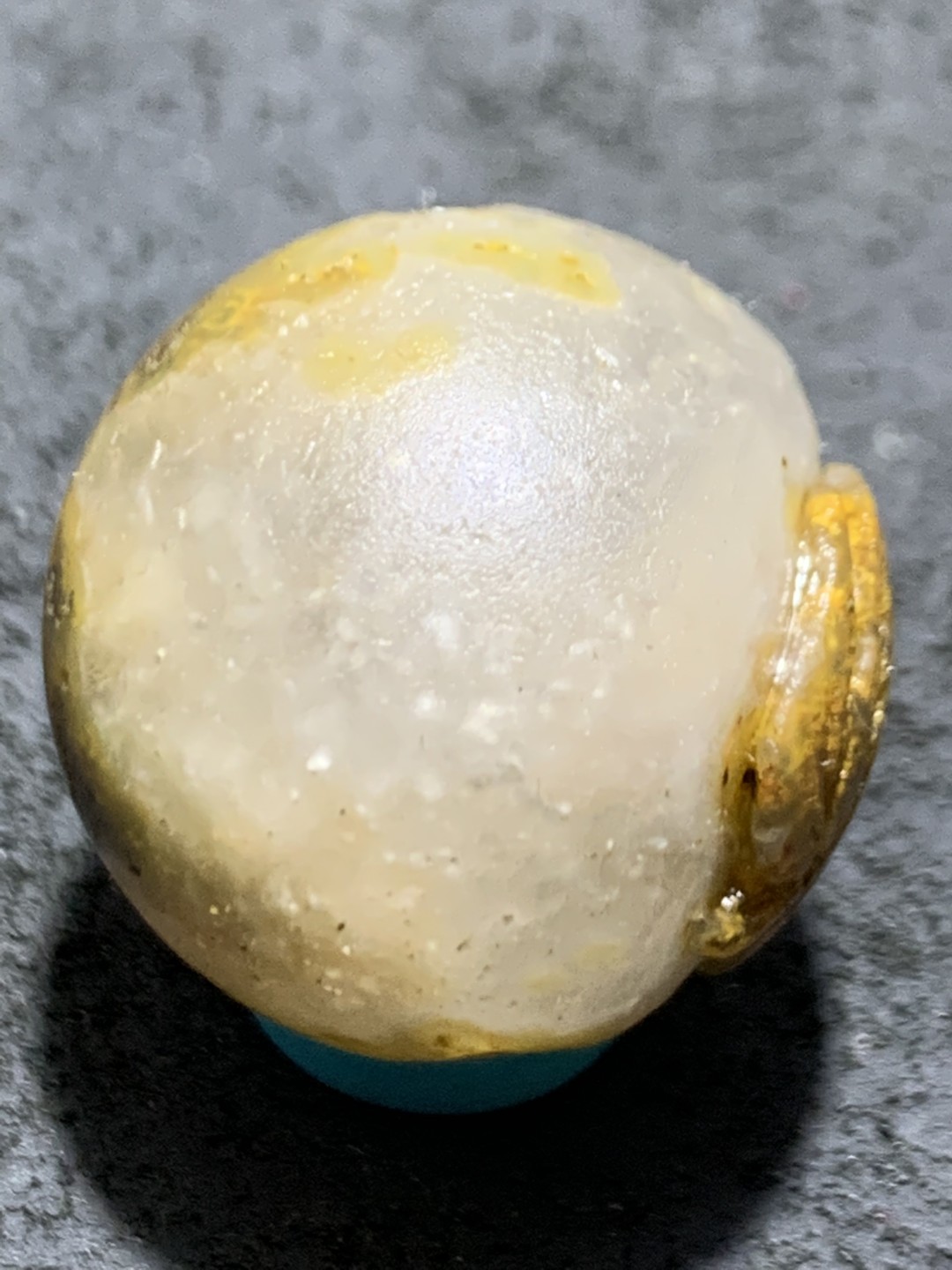 精美冰飘亚光原皮草花纹战国红玛瑙手工俏色巧雕落叶珠一个