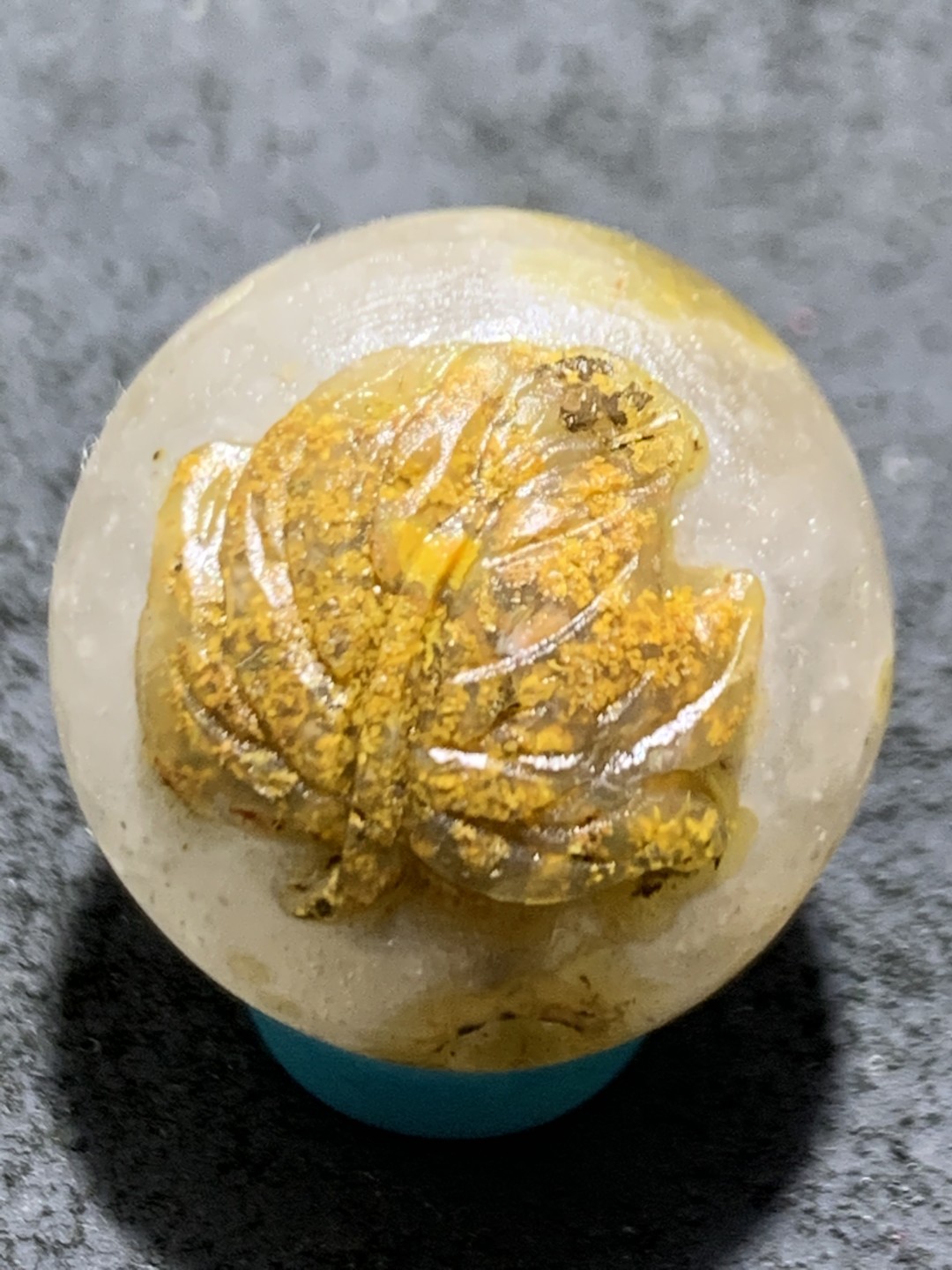 精美冰飘亚光原皮草花纹战国红玛瑙手工俏色巧雕落叶珠一个