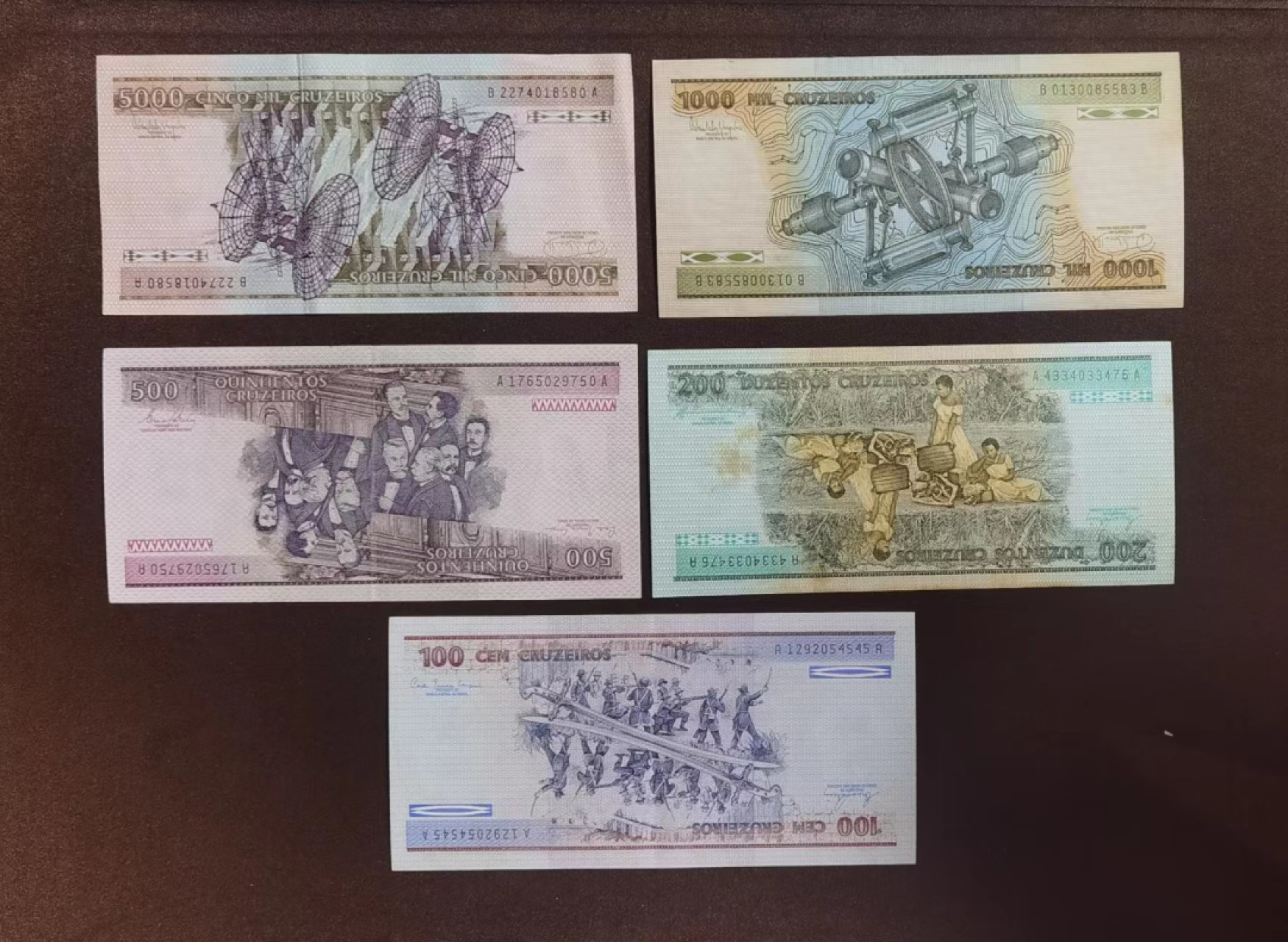 北京马甸外国币专卖微拍第九十九期，外国纸币币专场，陆续上新，欢迎关注 巴西世界上唯一一套没有倒正的纸币，大部分用于流通，所以全品非常少见，这套品相八至九品左右已经十分难得了