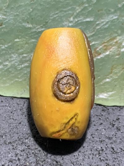 精美亚光冻料战国红玛瑙俏色巧雕刻秃鹫桶珠一颗！ 精美亚光冻料战国红玛瑙俏色巧雕刻秃鹫桶珠一颗！