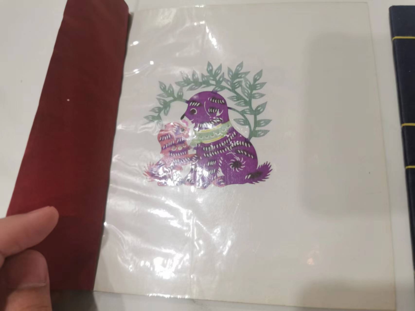 241.【麦稀奇世界钱币展★鲸贝乐淘★两拍包邮】三字经·第“融四岁，能让梨”号拍卖 【中国民间剪纸两本】生肖狗12张，12生肖12张，精美收藏品，民间艺术