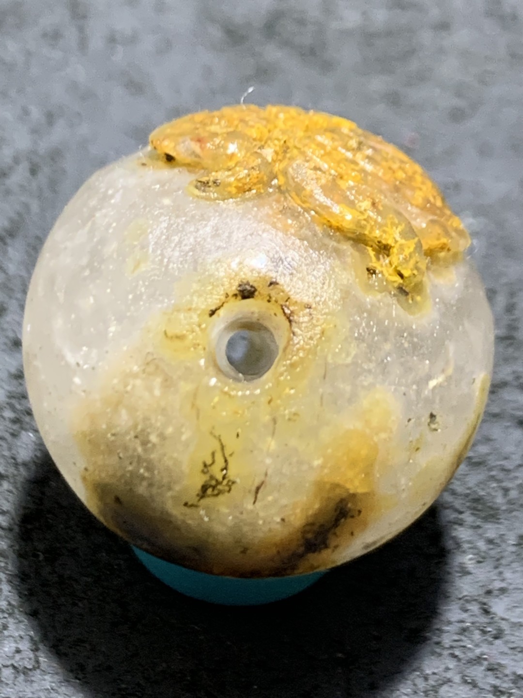 精美冰飘亚光原皮草花纹战国红玛瑙手工俏色巧雕落叶珠一个