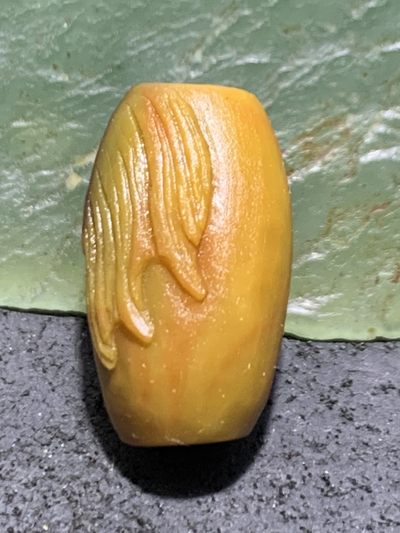 精美亚光冻料战国红玛瑙俏色巧雕刻秃鹫桶珠一颗！ 精美亚光冻料战国红玛瑙俏色巧雕刻秃鹫桶珠一颗！