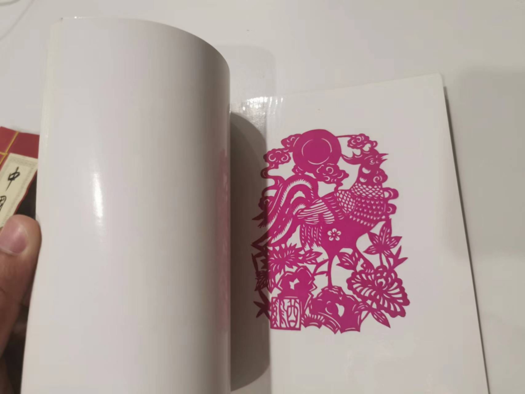 241.【麦稀奇世界钱币展★鲸贝乐淘★两拍包邮】三字经·第“融四岁，能让梨”号拍卖 【中国民间剪纸两本】生肖狗12张，12生肖12张，精美收藏品，民间艺术