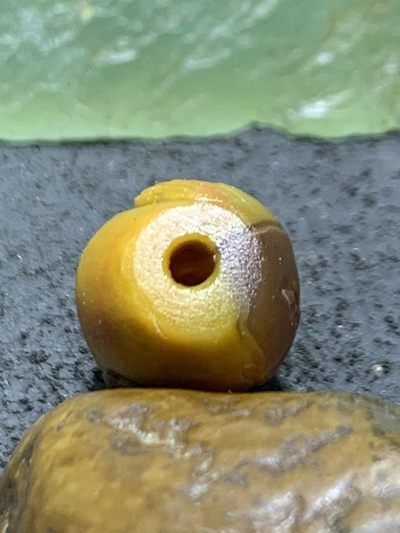 精美亚光冻料战国红玛瑙俏色巧雕刻秃鹫桶珠一颗！ 精美亚光冻料战国红玛瑙俏色巧雕刻秃鹫桶珠一颗！