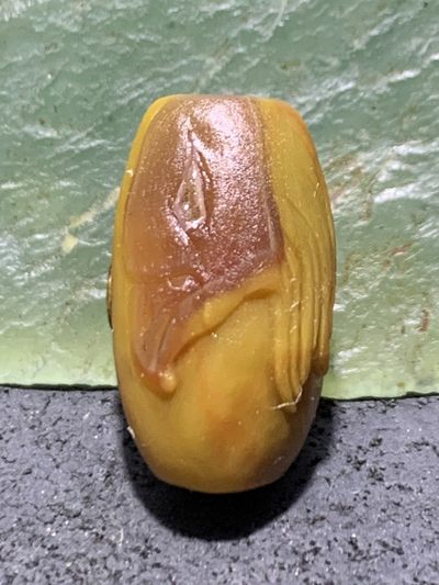 精美亚光冻料战国红玛瑙俏色巧雕刻秃鹫桶珠一颗！ - 精美亚光冻料战国红玛瑙俏色巧雕刻秃鹫桶珠一颗！