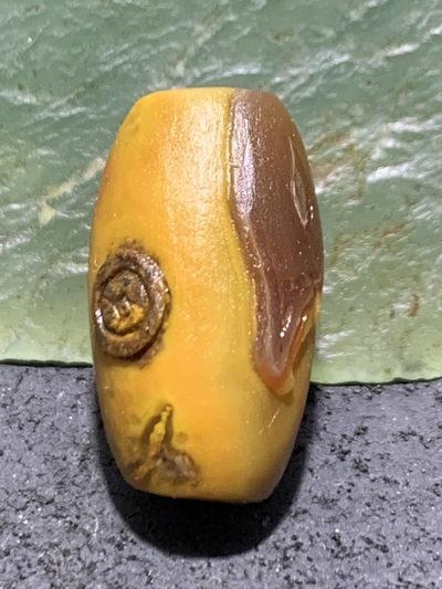 精美亚光冻料战国红玛瑙俏色巧雕刻秃鹫桶珠一颗！ 精美亚光冻料战国红玛瑙俏色巧雕刻秃鹫桶珠一颗！