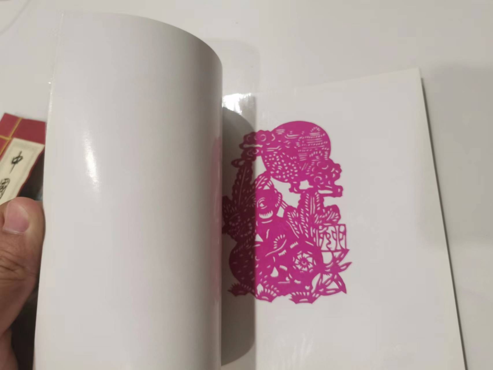241.【麦稀奇世界钱币展★鲸贝乐淘★两拍包邮】三字经·第“融四岁，能让梨”号拍卖 【中国民间剪纸两本】生肖狗12张，12生肖12张，精美收藏品，民间艺术