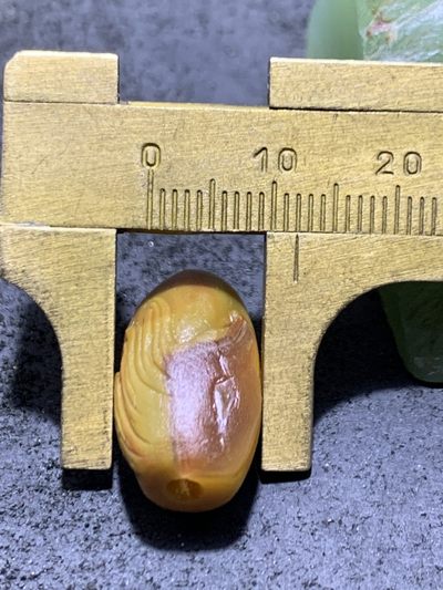 精美亚光冻料战国红玛瑙俏色巧雕刻秃鹫桶珠一颗！ 精美亚光冻料战国红玛瑙俏色巧雕刻秃鹫桶珠一颗！