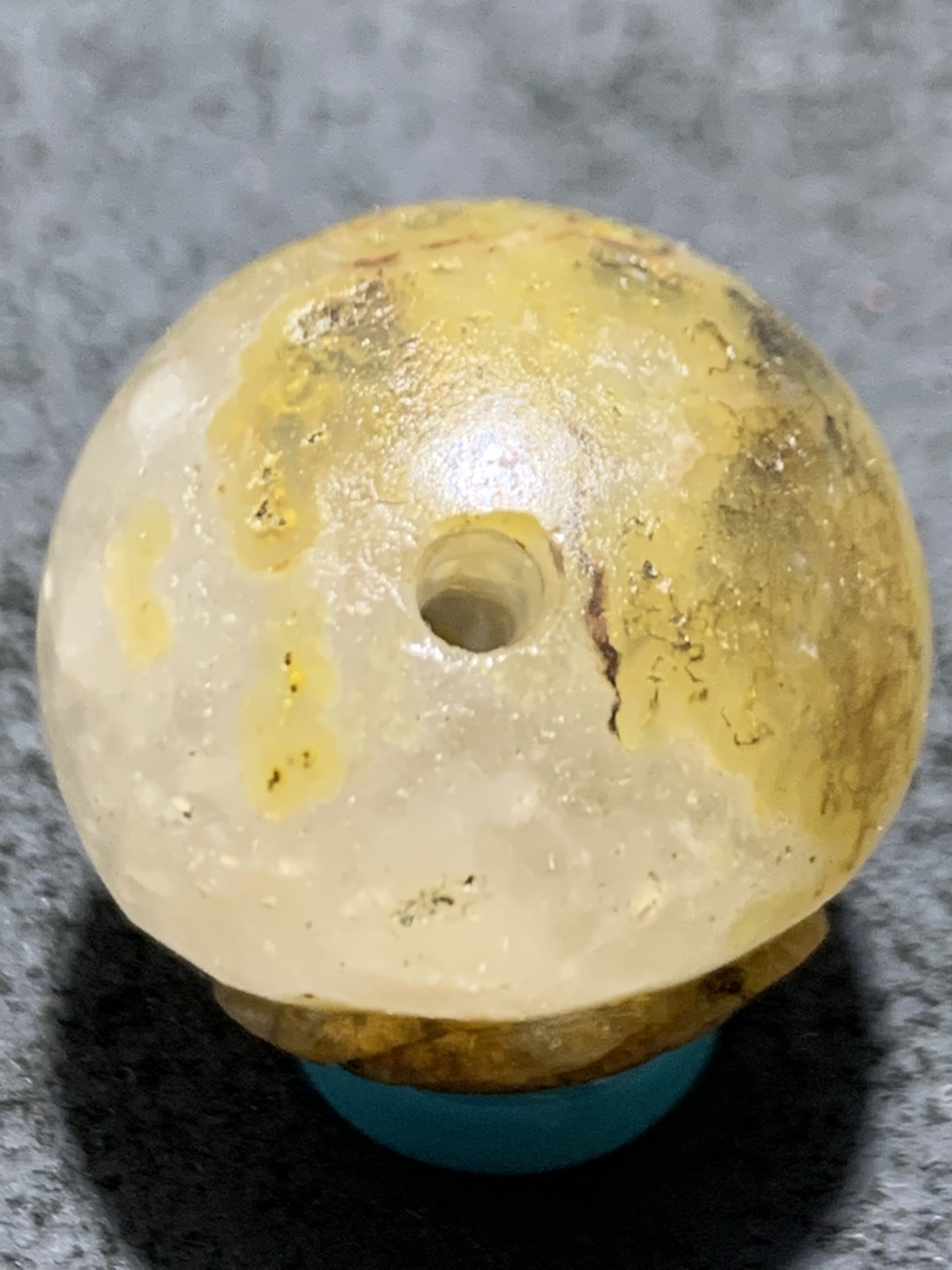 精美冰飘亚光原皮草花纹战国红玛瑙手工俏色巧雕落叶珠一个