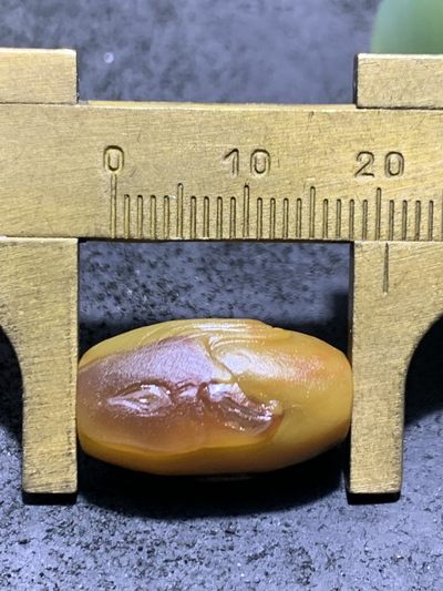 精美亚光冻料战国红玛瑙俏色巧雕刻秃鹫桶珠一颗！ 精美亚光冻料战国红玛瑙俏色巧雕刻秃鹫桶珠一颗！