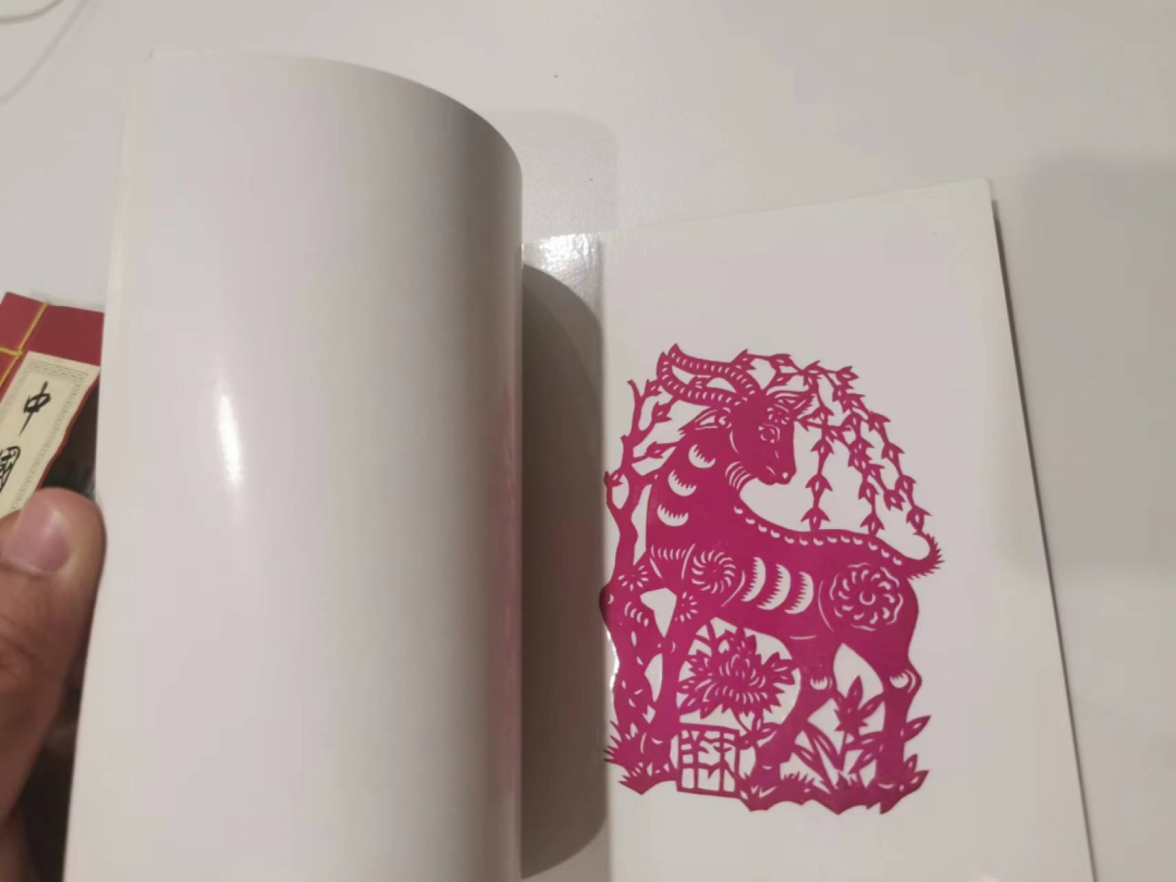 241.【麦稀奇世界钱币展★鲸贝乐淘★两拍包邮】三字经·第“融四岁，能让梨”号拍卖 【中国民间剪纸两本】生肖狗12张，12生肖12张，精美收藏品，民间艺术