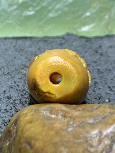 精美亚光冻料战国红玛瑙俏色巧雕刻秃鹫桶珠一颗！ 精美亚光冻料战国红玛瑙俏色巧雕刻秃鹫桶珠一颗！