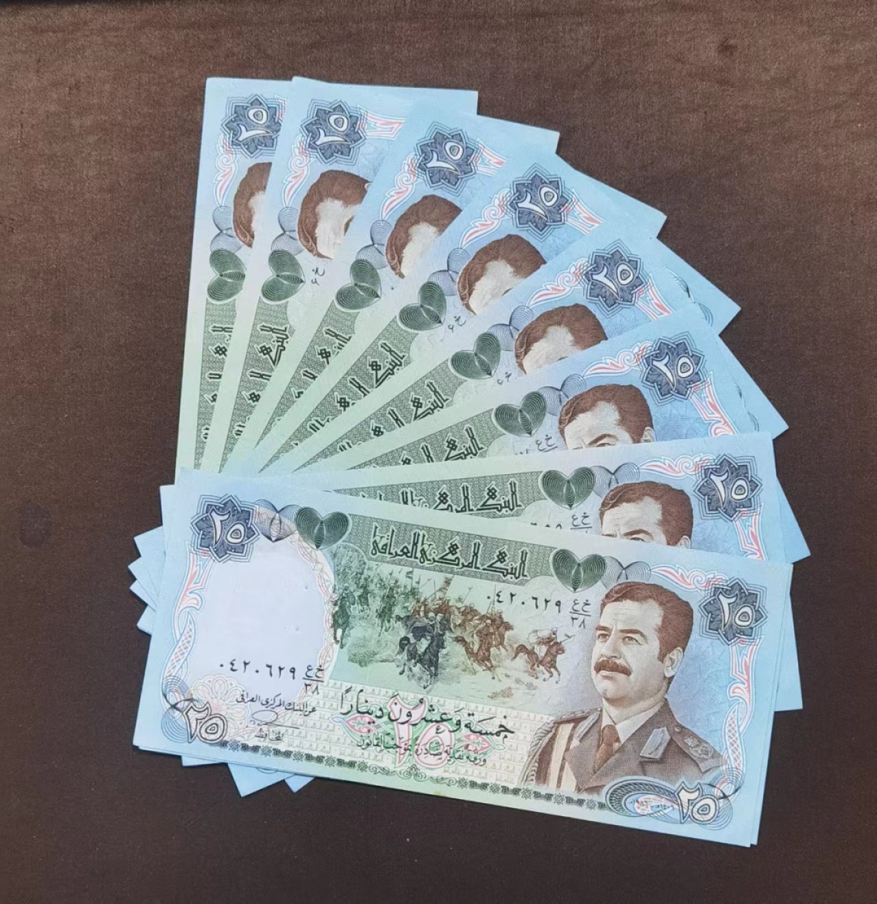 北京马甸外国币专卖微拍第九十九期，外国纸币币专场，陆续上新，欢迎关注 伊拉克海湾战争前瑞士版萨达姆纸币10张，品相八九品左右，每张币上都有2个钉书机的钉孔