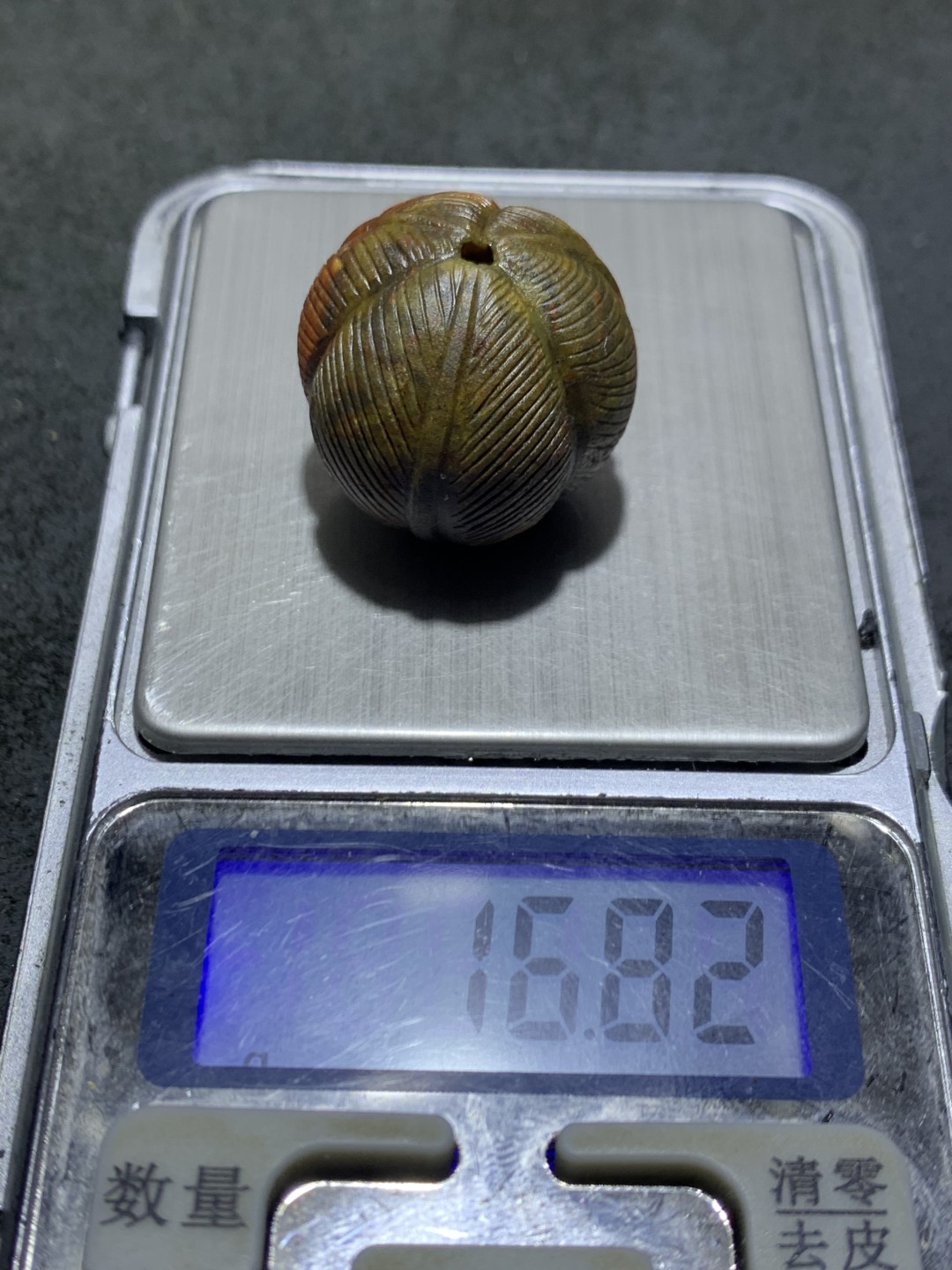 精美亚光战国红玛瑙手工雕刻幸运草珠一颗！