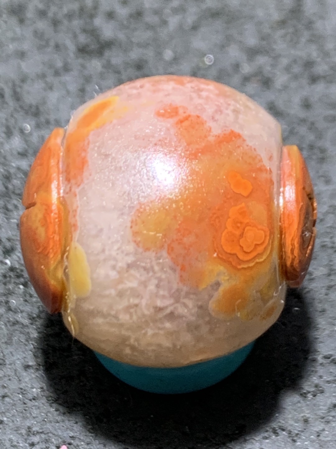 精美冰飘亚光战国红玛瑙手工俏色巧雕连中三元圆珠一个，