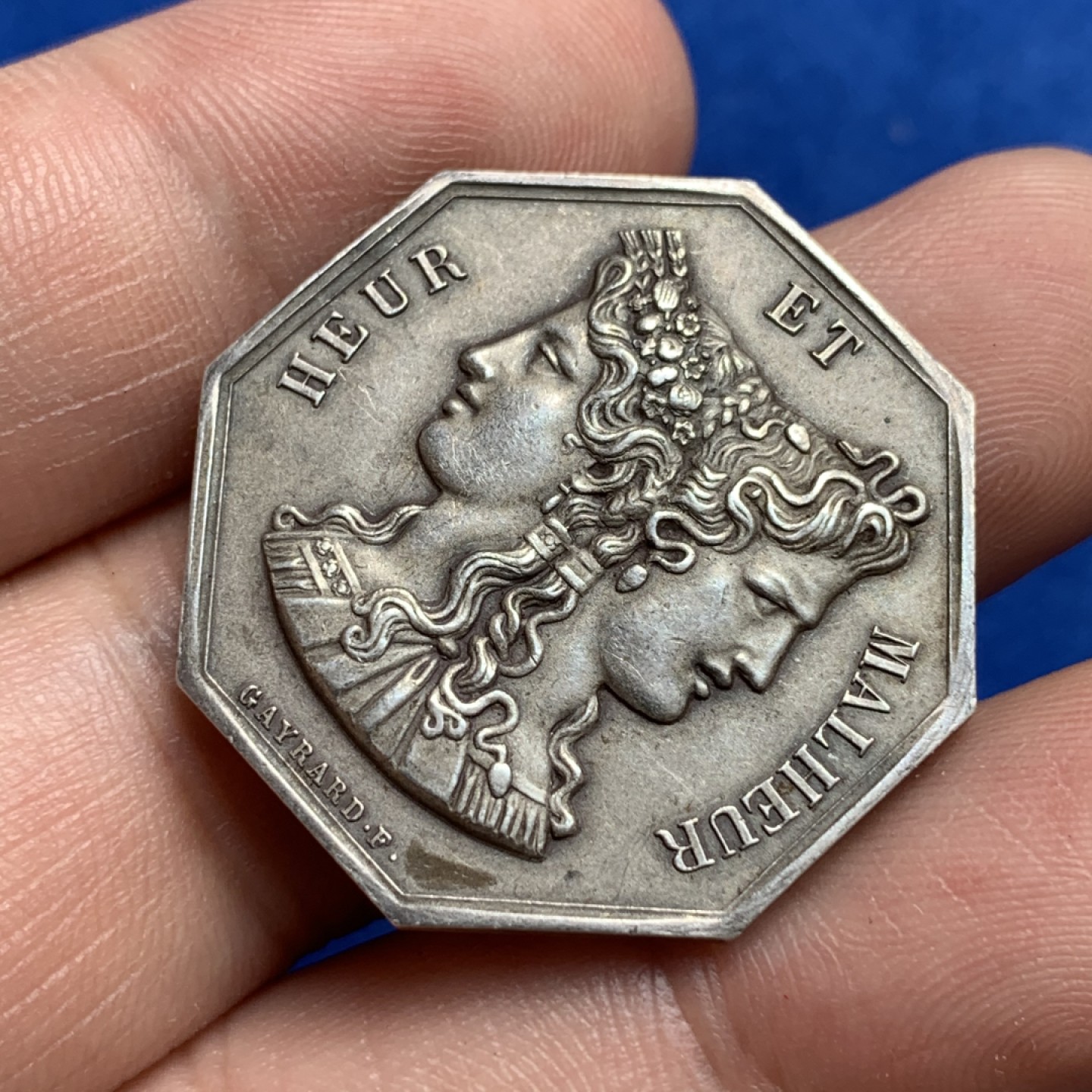 《竞宝斋》第173场-周日，周一2场 (全场包邮) 法国八角银质代币，经典双面神雅努斯系列之一：不要等黎明归来，13.56g，30.3mm，丰饶角边铭