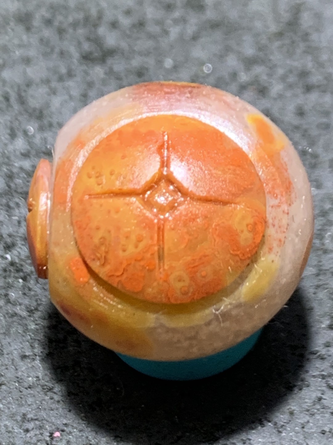 精美冰飘亚光战国红玛瑙手工俏色巧雕连中三元圆珠一个，