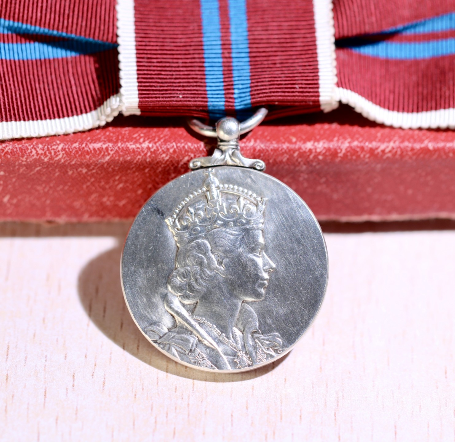 大猫徽章拍卖第226期 1953 英女王加冕纪念章 银质原盒女版